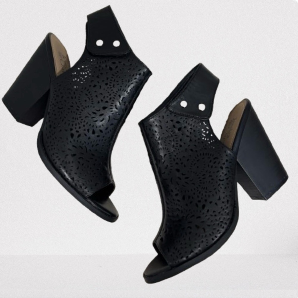 Size 7M NWOT Jessica Cline Heeled Sandals
